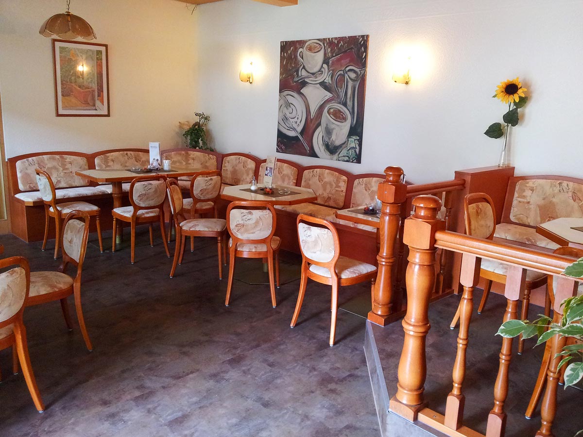 Übersicht Sitzgruppen im Cafe (c) tischlerei bernd funke walsrode